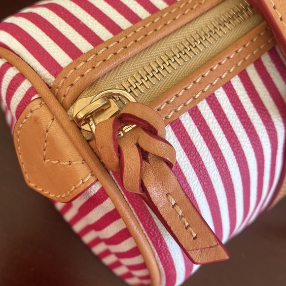 DOONEY & BOURKE 🩷FUCHSIA PINK & WHITE🤍 STRIPED BARREL SHOULDER BAG🩷LIKE NEW🤍 - Picture 12 of 17